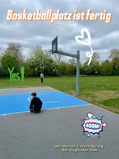 Außen-Basketballplatz mit blauer Spielfläche, Korb, zwei Kinder; grünes Gelände, Himmel und Textüberlagerungen.