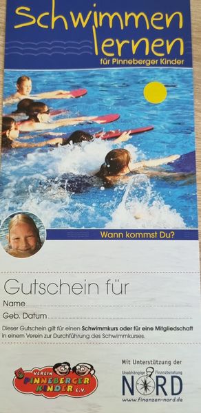 Poster: Kinder schwimmen im Pool, eine gelbe Sonne, Schwimmen lernen; unten kleines Foto mit Gutscheintext.