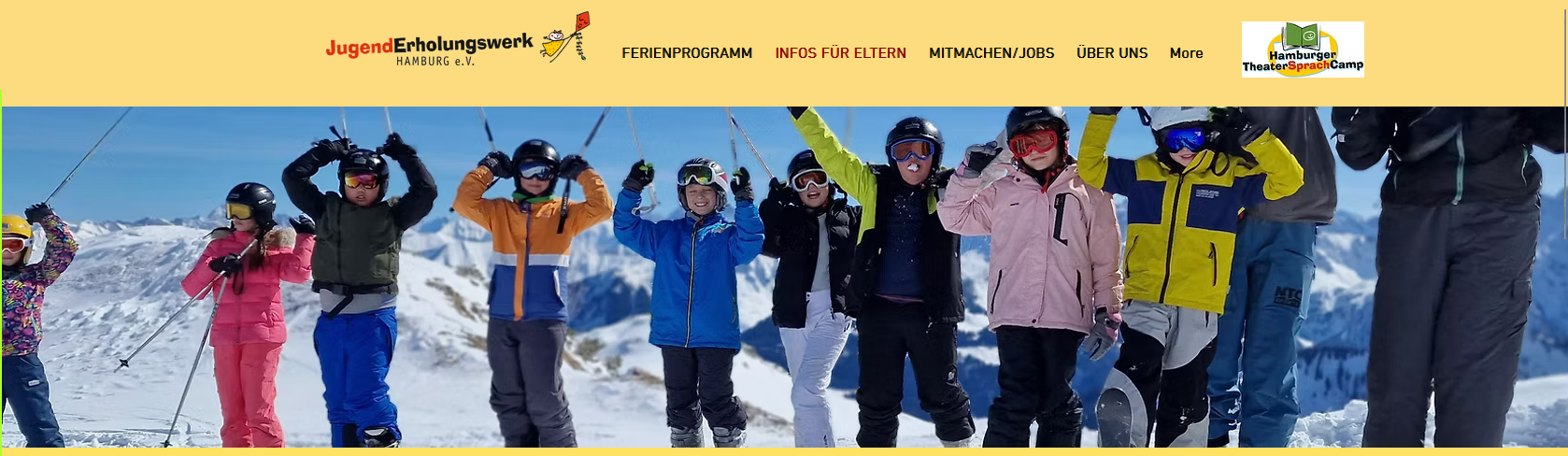 Gruppe von Kindern in Skianzügen mit Helmen und Skistöcken, jubelnd vor verschneiter Berglandschaft.